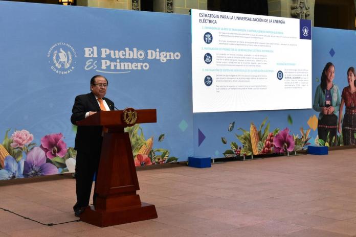 El viceministro de Energía y Minas, Víctor Hugo Ventura, presenta los avances en el primer cuatrimestre en el proyecto de electrificación rural.