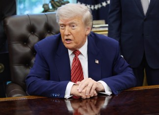 Trump critica a Putin por los últimos ataques contra Kiev y dice que medita sanciones