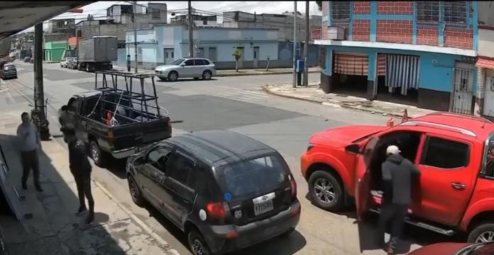 Asaltantes roban picop mientras dueño se encontraba comprando en una tienda en la colonia La Reformita zona 12. 