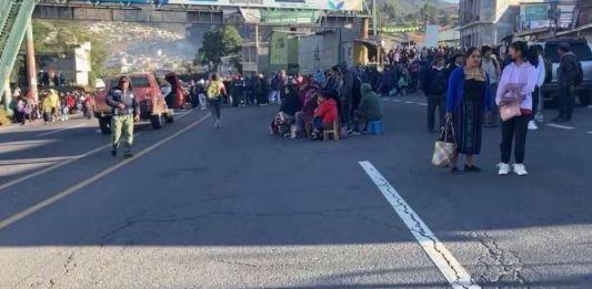 Bloqueo en el km 157 de la ruta interamericana realizado por la comunidad de Nahualá para buscar soluciones en "conflictos territoriales".