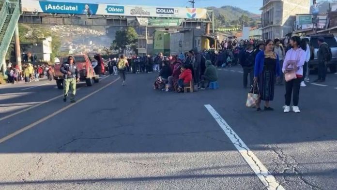 496535954_1102238585266321_8904947854954149568_n (1) Bloqueo en el km 157 de la ruta interamericana realizado por la comunidad de Nahualá para buscar soluciones en