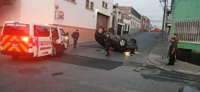 El Cuerpo Voluntario de Bomberos (CVB), atendieron un incidente vial donde un vehículo particular volcaría, dejando como resultado la alteración nerviosa de dos personas