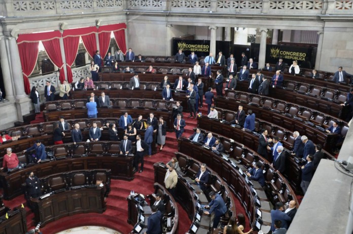 El Congreso dio cumplimiento a la debida ejecutoria del amparo otorgado por la CC. Foto La Hora: Congreso El Congreso dio cumplimiento a la debida ejecutoria del amparo otorgado por la CC. Foto La Hora: Congreso