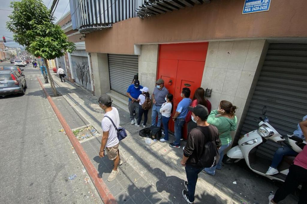 Ante la llegada de la sesión plenaria del Congreso de la República, diversos grupos de manifestantes se han hecho presentes frente al recinto bloqueado e intimidando a las personas en el lugar. Foto La Hora: Daniel Ramírez