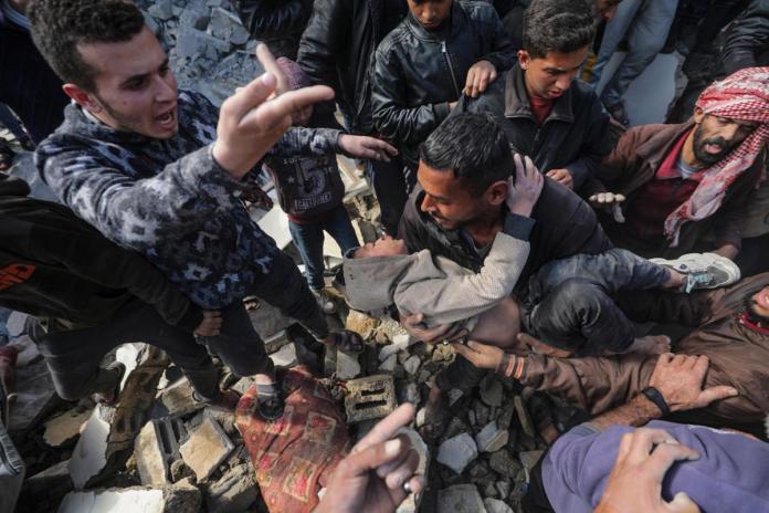 Al menos 18 muertos en un bombardeo de Israel contra una escuela en el centro de Gaza