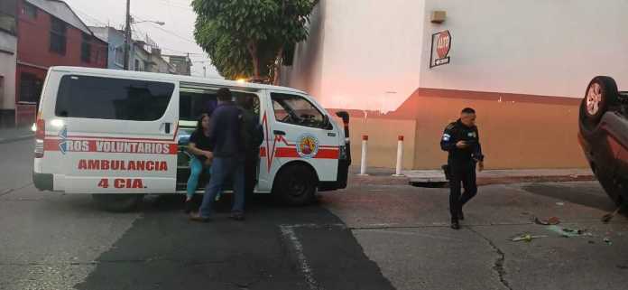 Personas son atendidas por bomberos voluntarios tras volcar en su vehículo