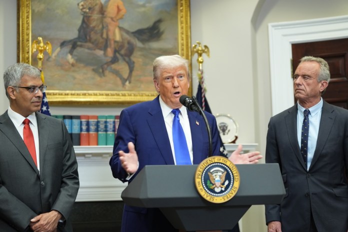 El presidente de Estados Unidos, Donald Trump, junto con Robert F. Kennedy Jr. y Mehmet Oz en la Sala Roosevelt de la Casa Blanca. Foto La Hora: EFE
