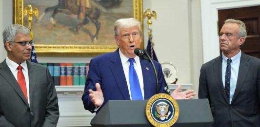 El presidente de Estados Unidos, Donald Trump, junto con Robert F. Kennedy Jr. y Mehmet Oz en la Sala Roosevelt de la Casa Blanca. Foto La Hora: EFE
