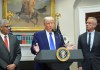 El presidente de Estados Unidos, Donald Trump, junto con Robert F. Kennedy Jr. y Mehmet Oz en la Sala Roosevelt de la Casa Blanca. Foto La Hora: EFE