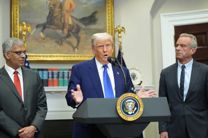 Trump dice que la relación con China es El presidente de Estados Unidos, Donald Trump, junto con Robert F. Kennedy Jr. y Mehmet Oz en la Sala Roosevelt de la Casa Blanca. Foto La Hora: EFE