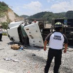 PMT de Villa Canales reporta tráiler volcado en carretera VAS en dirección a Carretera a El Salvador.