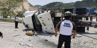 PMT de Villa Canales reporta tráiler volcado en carretera VAS en dirección a Carretera a El Salvador.
