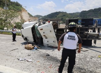 PMT de Villa Canales reporta tráiler volcado en carretera VAS en dirección a Carretera a El Salvador.