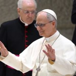 El Papa León XIV llegando a una audiencia con miembros de los medios de comunicación en el Aula Pablo VI de la Ciudad del Vaticano. Foto La Hora: EFE