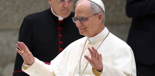 El Papa León XIV llegando a una audiencia con miembros de los medios de comunicación en el Aula Pablo VI de la Ciudad del Vaticano. Foto La Hora: EFE