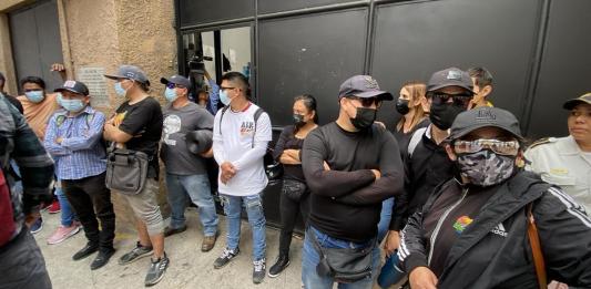 Ante la llegada de la sesión plenaria del Congreso de la República, diversos grupos de manifestantes se han hecho presentes frente al recinto bloqueado e intimidando a las personas en el lugar.