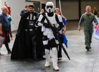 Asistentes al Salón del Comic de Barcelona con trajes de Star Wars. Foto La Hora: EFE
