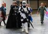 Asistentes al Salón del Comic de Barcelona con trajes de Star Wars. Foto La Hora: EFE