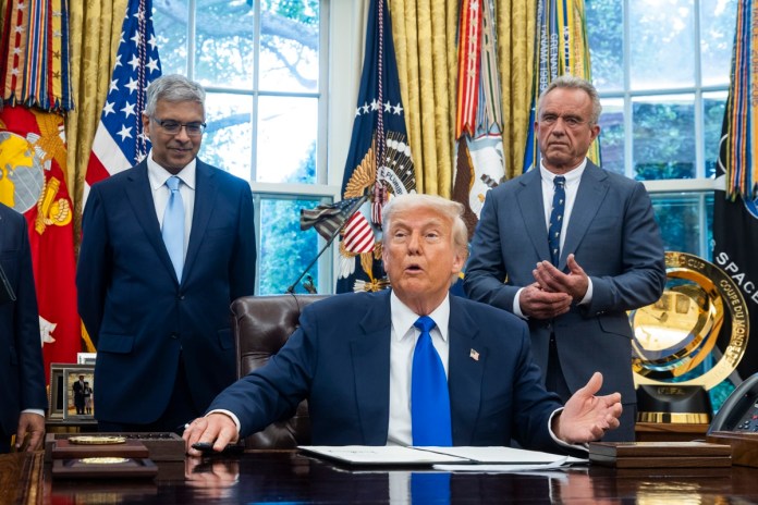 President Donald Trump junto con Jay Bhattacharya y Robert F. Kennedy Jr. Foto La Hora: EFE