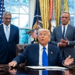 President Donald Trump junto con Jay Bhattacharya y Robert F. Kennedy Jr. Foto La Hora: EFE