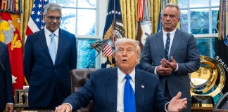 President Donald Trump junto con Jay Bhattacharya y Robert F. Kennedy Jr. Foto La Hora: EFE