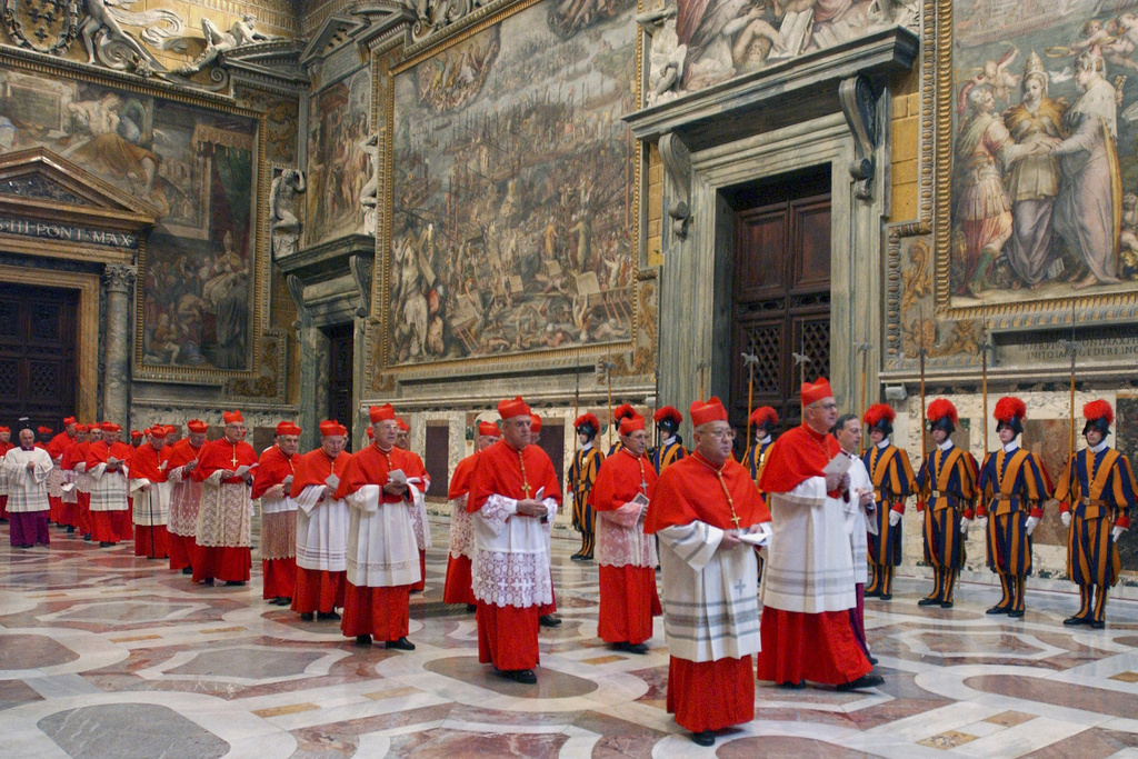 Los cardenales caminan en procesión hacia la Capilla Sixtina en el Vaticano, al comienzo del cónclave