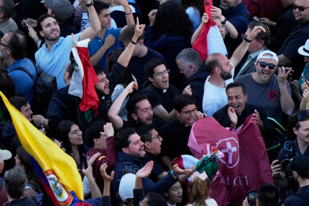 Millones de fieles reunidos en la Plaza de San Pedro estallaron en júbilo tras la esperada fumata blanca, que confirmó la elección del nuevo líder de la Iglesia Católica.