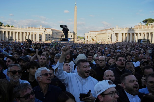 Millones de fieles reunidos en la Plaza de San Pedro estallaron en júbilo tras la esperada fumata blanca, que confirmó la elección del nuevo líder de la Iglesia Católica.
