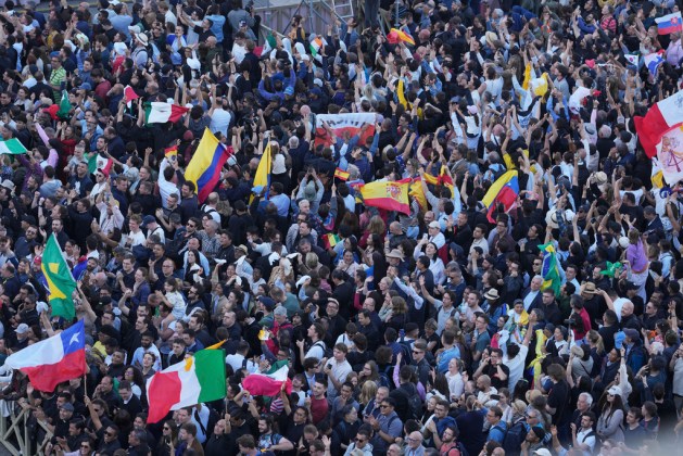 Millones de fieles reunidos en la Plaza de San Pedro estallaron en júbilo tras la esperada fumata blanca, que confirmó la elección del nuevo líder de la Iglesia Católica.
