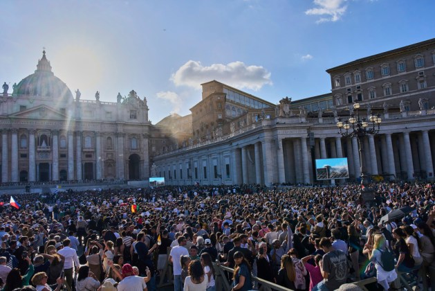 Millones de fieles reunidos en la Plaza de San Pedro estallaron en júbilo tras la esperada fumata blanca, que confirmó la elección del nuevo líder de la Iglesia Católica.