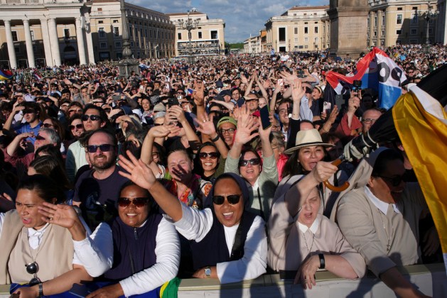 Millones de fieles reunidos en la Plaza de San Pedro estallaron en júbilo tras la esperada fumata blanca, que confirmó la elección del nuevo líder de la Iglesia Católica.