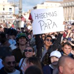 Millones de fieles reunidos en la Plaza de San Pedro estallaron en júbilo tras la esperada fumata blanca, que confirmó la elección del nuevo líder de la Iglesia Católica.