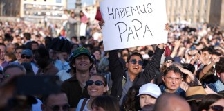 Millones de fieles reunidos en la Plaza de San Pedro estallaron en júbilo tras la esperada fumata blanca, que confirmó la elección del nuevo líder de la Iglesia Católica.