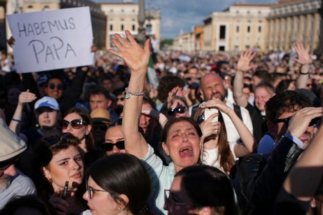 Millones de fieles reunidos en la Plaza de San Pedro estallaron en júbilo tras la esperada fumata blanca, que confirmó la elección del nuevo líder de la Iglesia Católica.