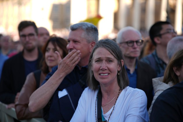 Millones de fieles reunidos en la Plaza de San Pedro estallaron en júbilo tras la esperada fumata blanca, que confirmó la elección del nuevo líder de la Iglesia Católica.
