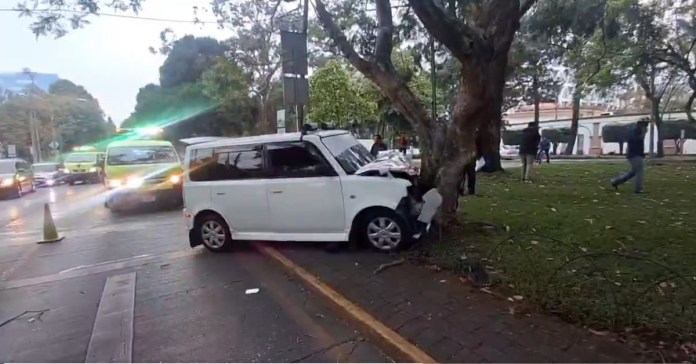 La mañana de este jueves 8 de mayo se registró un accidente de tránsito en la Avenida Reforma y 14 de la zona calle de la Ciudad Capital. Foto La Hora: Captura de Pantalla Bomberos Voluntarios.