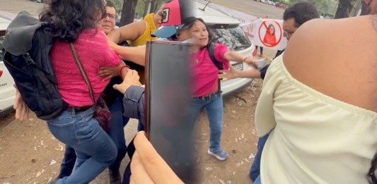 En un confuso conflicto en la Universidad de San Carlos de Guatemala (USAC), supuestos padres de familia del Colegio Rey Carlos II que manifestaban en el campus agredieron a diputados de Semilla.