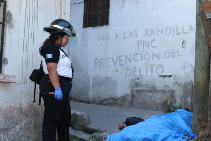 Ataque armado registrado en zona 18. Foto La Hora: Bomberos Voluntarios