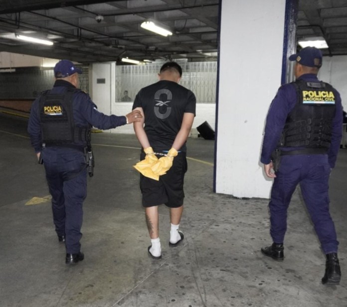 Alias el chino Este viernes 23 de mayo, agentes de la Policía Nacional Civil (PNC) realizaron un operativo en la Colonia Landívar. Foto La Hora: PNC.