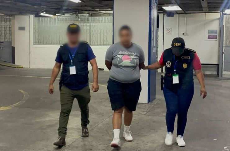 Alias "La kim y/o la tiradora" capturada por agentes de la DEIC. Foto La Hora: PNC