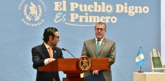 Presidente Bernardo Arévalo, y Procurador General de la Nación, Julio Saavedra, sobre la celebración de los 40 años de la promulgación de la Constitución Política de Guatemala.