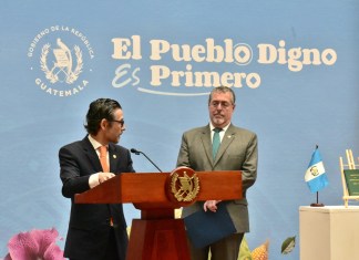 Presidente Bernardo Arévalo, y Procurador General de la Nación, Julio Saavedra, sobre la celebración de los 40 años de la promulgación de la Constitución Política de Guatemala.