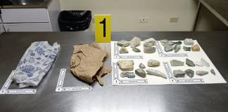 Autoridades capturan a argentino por trasladar piedras de jadeíta en el AILA. Foto La Hora: MP.