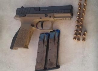 El menor portaba el arma con reporte de robo. Foto La Hora: PNC.