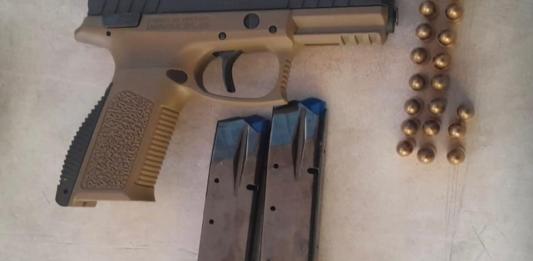 El menor portaba el arma con reporte de robo. Foto La Hora: PNC.