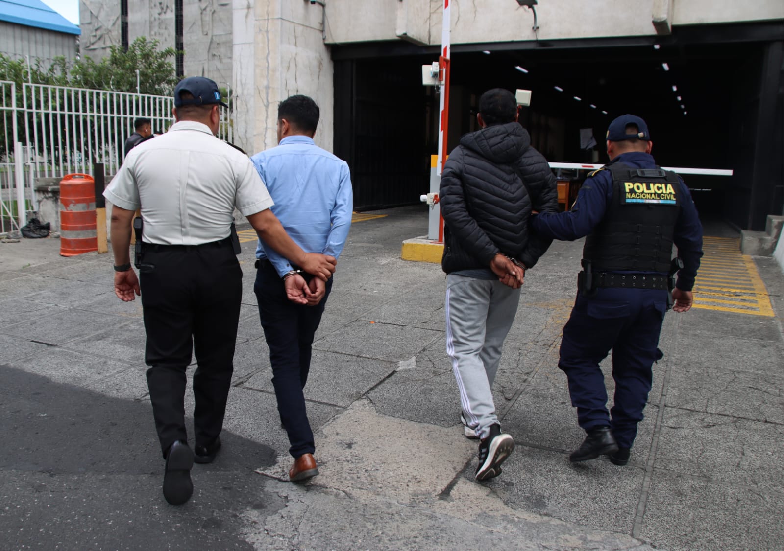 PNC captura a presuntos asaltantes en zona 9; uno cobró libertad hace dos días
