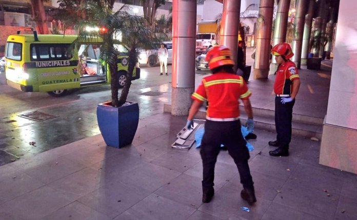 Una mujer fue asesinada en la zona 10 tras un altercado con desconocidos. Foto La Hora: Bomberos Municipales
