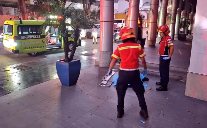 Ataque zona 10 Una mujer fue asesinada en la zona 10 tras un altercado con desconocidos. Foto La Hora: Bomberos Municipales