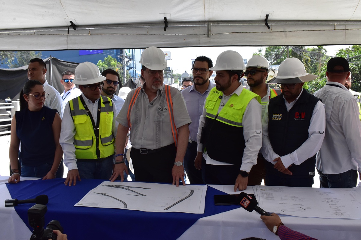 Autoridades del Ministerio de Comunicaciones, Infraestructura, y Vivienda (CIV) sobre el Plan Conecta 2025 y obras suspendidas.
