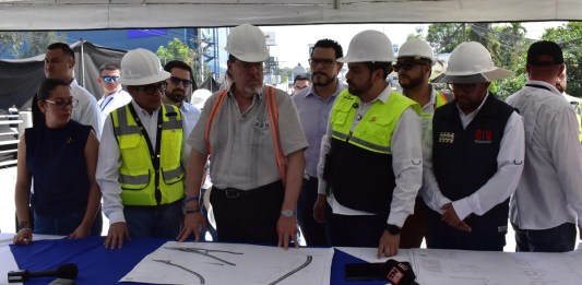 Autoridades del Ministerio de Comunicaciones, Infraestructura, y Vivienda (CIV) sobre el Plan Conecta 2025 y obras suspendidas.